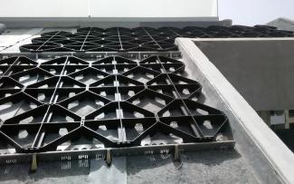 Detail view of the installed shear protection Shear- Fix LF 300 with Eaves Profile TRP 80, Georaster® and Protection Mat WSM 150. © ZinCo GmbH / Impermeabilizaciones Machado, S.L.U. Georaster® elements on a pitched roof